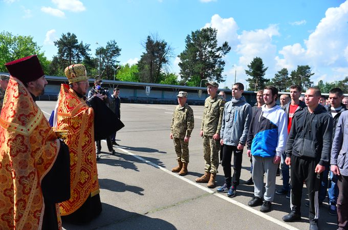 Священники УПЦ благословили новобранцев на достойное несение военной службы