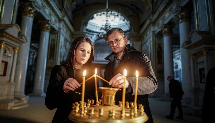 Annalena Baerbock and Dmytro Kuleba at the Transfiguration Сathedral of Odesa. Photo: Kay Nietfeld