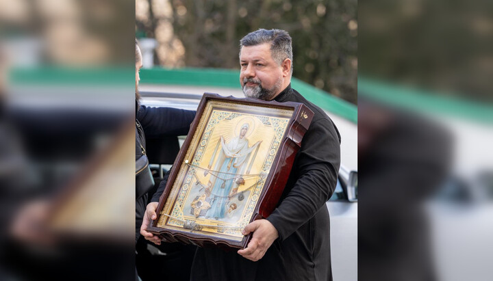 Apt Vyacheslav Yakovenko, deputy head of the Synodal Military Department of the Ukrainian Orthodox Church, with the Icon of the Protection of the Most Holy Theotokos in the Sviatohirsk Lavra. Photo: svlavra.church.ua