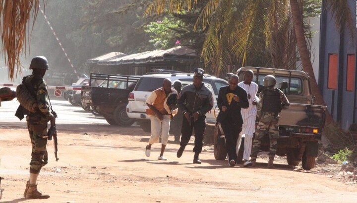 Поліція в Буркіна-Фасо рятує місцевих жителів від атаки терористів. Фото: mfwa.org