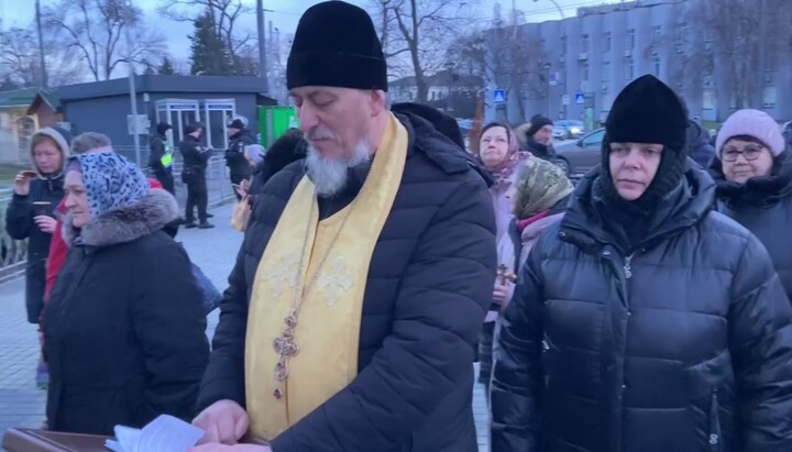 Віряни УПЦ помолилися біля Києво-Печерської лаври святому Миколаю