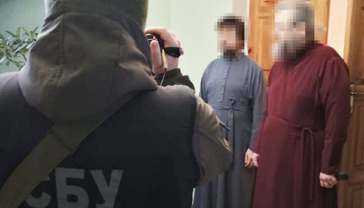 Представники СБУ вручають підозру митрополиту Євлогію. Фото: t.me/SBUkr