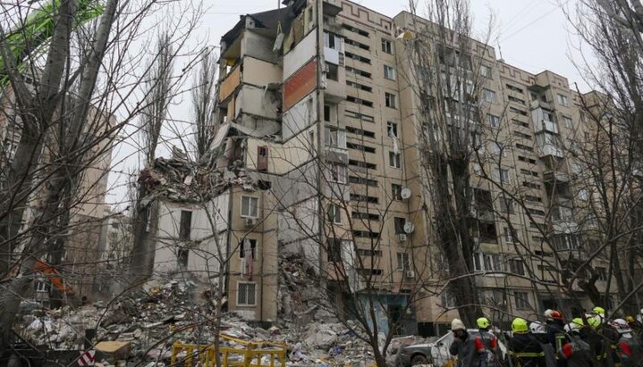 Κατεστραμμένη πολυκατοικία στην Οδησσό μετά από νυχτερινό χτύπημα στις 2 Μαρτίου 2024. Φωτογραφία: epaimages.com
