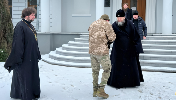 Metropolitan Yevlogy of Sumy and an AFU soldier. Photo: portal-pravoslavie.sumy.ua