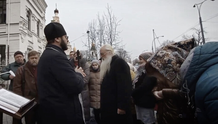 Believers at the prayer standing near the Lavra walls. Photo: screenshot from t.me/miryany