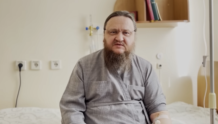 Μητροπολίτης Θεοδόσιος στο δωμάτιο του νοσοκομείου. Φωτογραφία: στιγμιότυπο οθόνης του καναλιού YouTube «Ευαγγελιστής του Τσερκάσι»