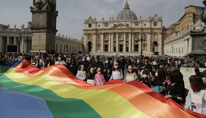 ЛГБТ-активисты возле храма святого Петра в Риме. Фото: perlapace.it