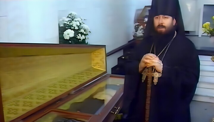 Abbot of the Sviatohirsk Lavra at the relics of Hegumen Ioann Pokrovsky. Photo: svlavra.church.ua