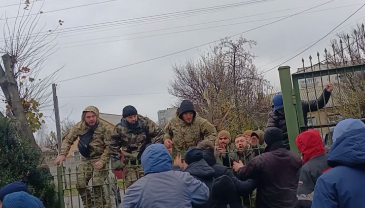 Напад рейдерів ПЦУ на вірян УПЦ в Черкасах. Фото: spzh.media