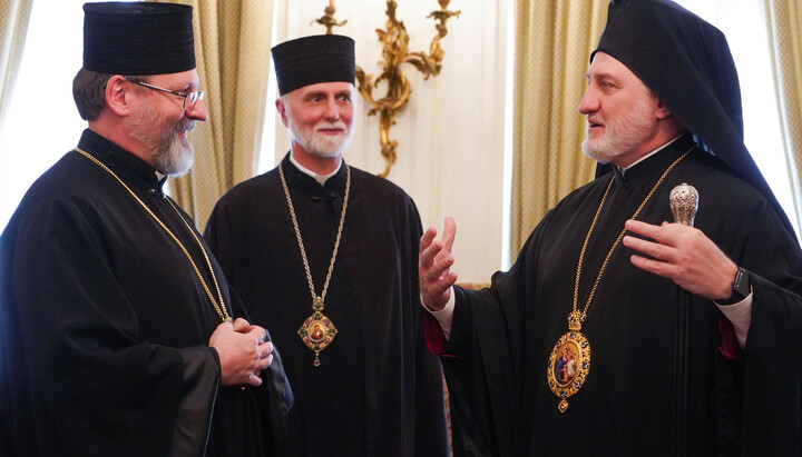 Ο Σεβτσούκ και ο Γκούντζιακ συνομιλούν με τον Αρχιεπίσκοπο Ελπιδοφόρο. Φωτογραφία: Ιστοσελίδα UGCC