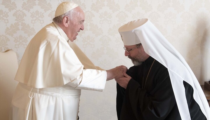 Sviatoslav Shevchuk kisses the hand of Pope Francis. Photo: Vatican news