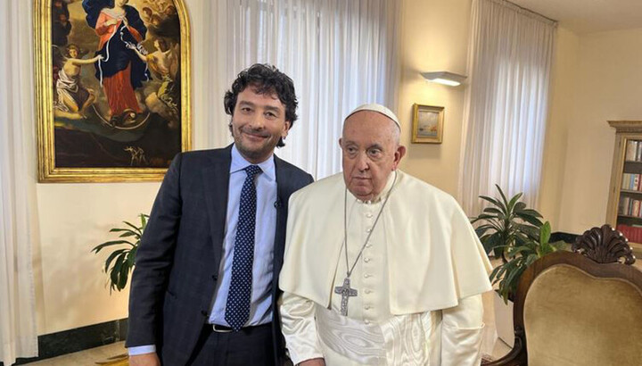 Папа римский и журналист, взявший скандальное интервью. Фото: ANCA