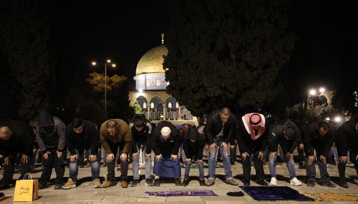 Palestinians praying in the courtyard of the Al-Aqsa Mosque. Photo: palinfo.com