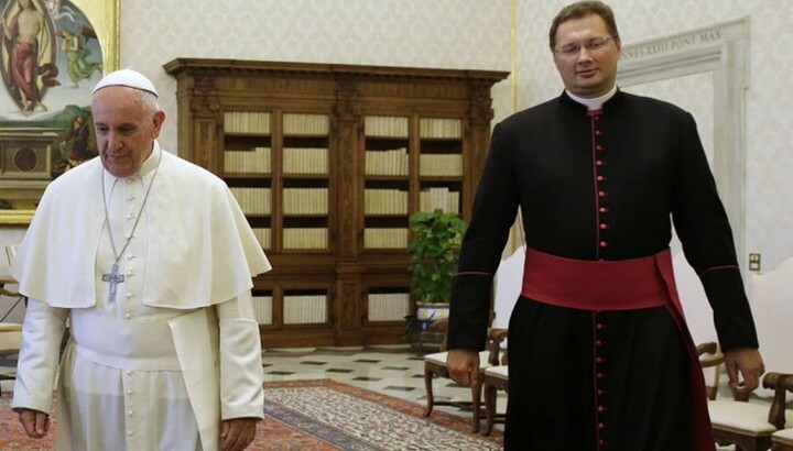 Pope Francis and Visvaldas Kulbokas in June 2015. Photo: AP Photo/Gregorio Borg