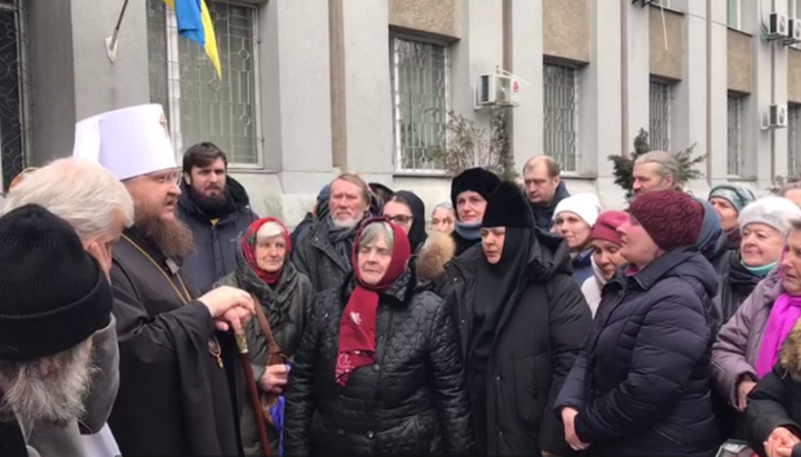Митрополит Феодосій біля будівлі суду. Фото: скриншот відео t.me/Cherkasy_Blagovestnyk