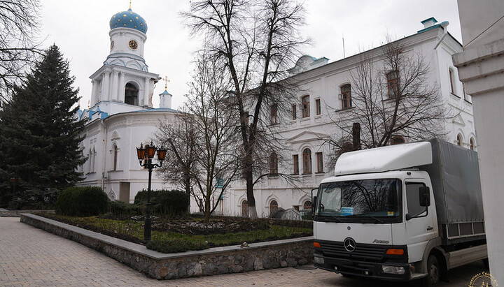 Гуманитарная помощь для беженцев и братии Святогорской лавры. Фото: svlavra.church.ua