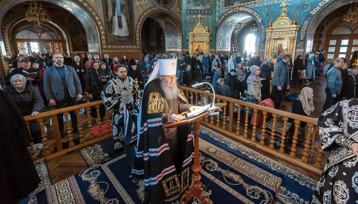Митрополит Онуфрий читает Великий канон. Фото: news.church.ua