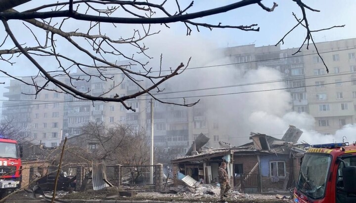 В результате атаки на Хмельницкий погибли два человека и еще минимум 8 ранены. Фото: vsim.ua 