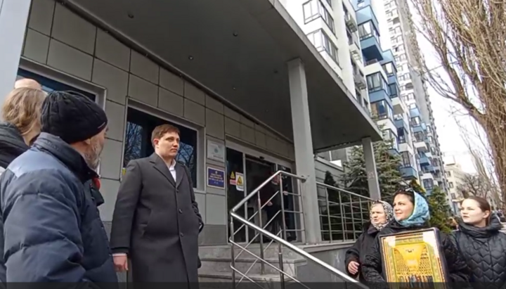 Прот. Микита Чекман біля будівлі суду. Фото: скриншот відео t.me/save_Lavra
