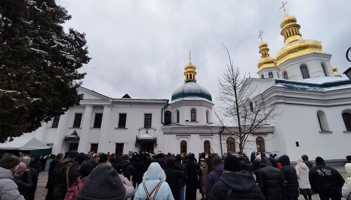 Тысячи верующих пришли в Лавру 29 марта 2023 г. на молитву. Фото: t.me/kozakTv1