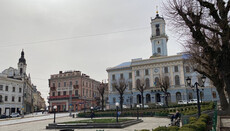 Authorities in Chernivtsi dismantle the cross on the Central Square