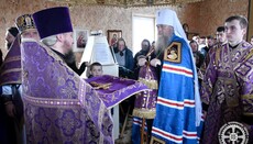 В селе Новостав митрополит Нафанаил освятил иконостас во временном храме