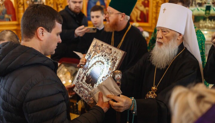 Metropolitan Agafangel handed over aid and icons of the Kasper Mother of God to 15 families affected by Russian shelling. Photo: Odessa Eparchy
