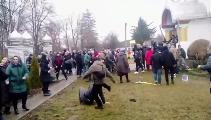 An OCU raider beats up a UOC believer in the village of Lenkivtsi. Photo: screenshot of the video of the Chernivtsi diocese