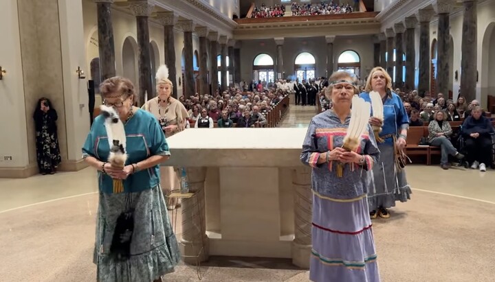 ქალები ბუმბულით ხელში რკე-ის ტაძრის საკურთხეველში. ფოტო: скриншот с YouTube-канала Superior Catholics
