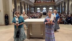 Σαμανική ιεροτελεστία στην αρχή της Θ.Λ σε επαρχιακό καθολικό ναό στις ΗΠΑ