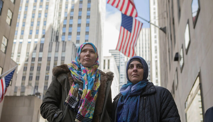 პოლიციასთან მოსარჩელე მუსულმანი ქალბატონები. ფოტო: nytimes