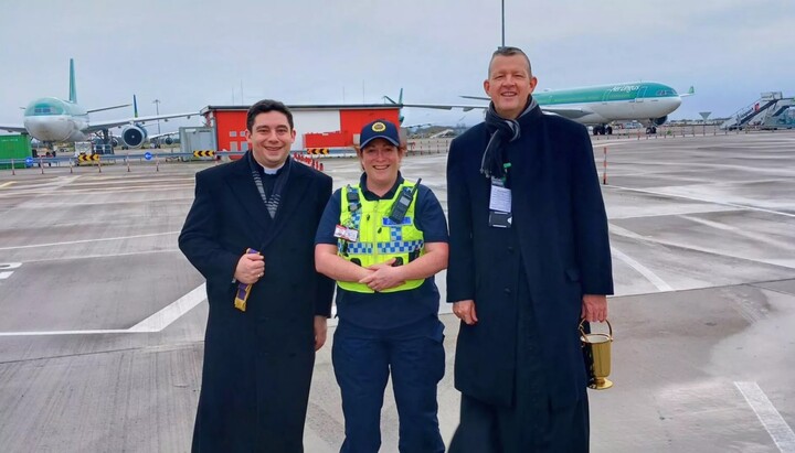 Протягом останніх 75 років капелан РКЦ в аеропорту Дубліна благословляв літаки. Фото: euronews.com