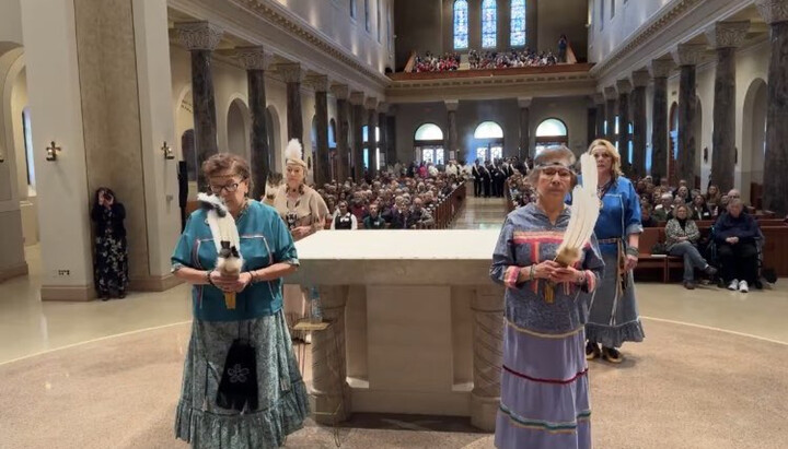 Shamanic ritual in a Catholic temple in the United States. Photo: twitter.com/CarloMVigano