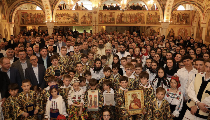 საფრანგეთის რუმინელი მორწმუნეები ეპისკოპოს მაკარისთან ერთად. ფოტო: basilica.ro