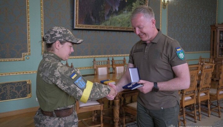 Нагородження медаллю 1 ступеня «Відзнака Ради національної безпеки та оборони України» Лариси Збурлюк. Фото: Чернівецька ОДА