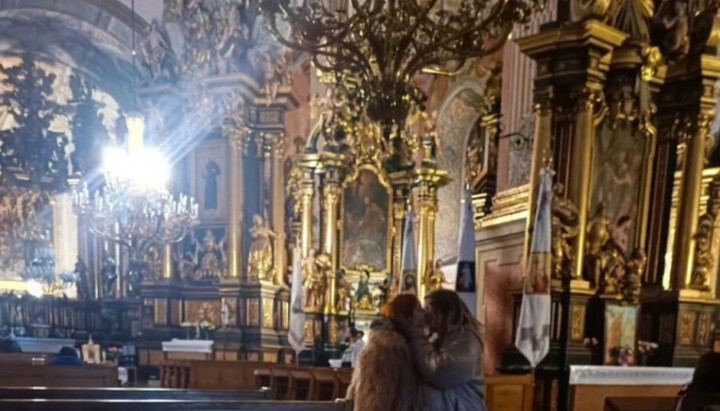 Εκπρόσωποι ΛΟΑΤΚΙ σε ουνιτικό ναό. Φωτογραφία: life.rayon.in.ua