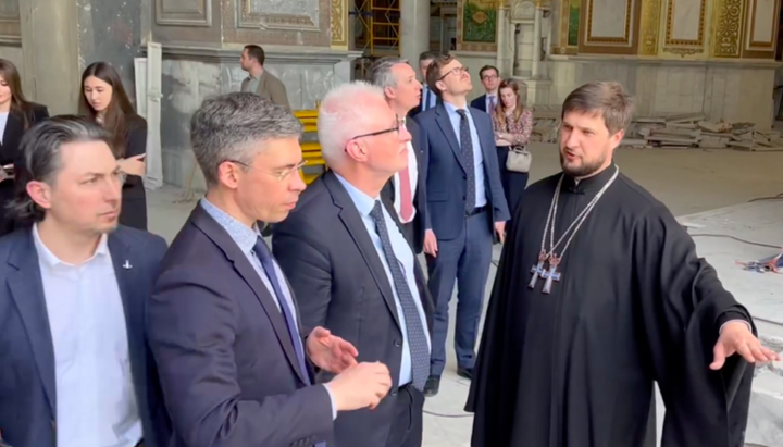 French delegation at the Transfiguration Cathedral of the UOC in Odesa. Photo: screenshot from Facebook video of the Odesa Eparchy