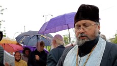 Незважаючи на дощ, десятки вірян продовжують молитовне стояння біля Лаври
