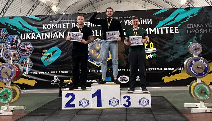Студент Київських духовних шкіл став переможцем у чемпіонаті України з пауерліфтингу. Фото: КДАіС