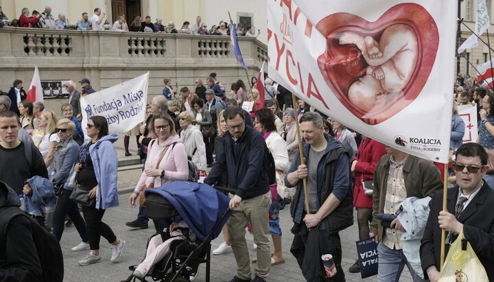 Марш проти абортів у Польщі. Фото: euronews.com