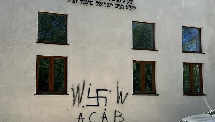 An unknown person drew a swastika on a Jewish canteen in Uman. Photo: t.me/UJCUkraine