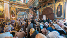 Two Lavra temples cannot accommodate all believers at Sunday service