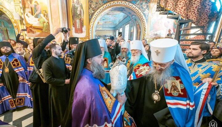 Блаженніший вручає архієрейське жезло єпископу Тарутинському Аліпію. Фото: news.church.ua