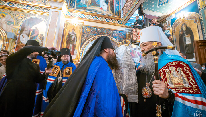 Блаженніший вручає архієрейське жезло єпископу Боровському Клименту. Фото: news.church.ua