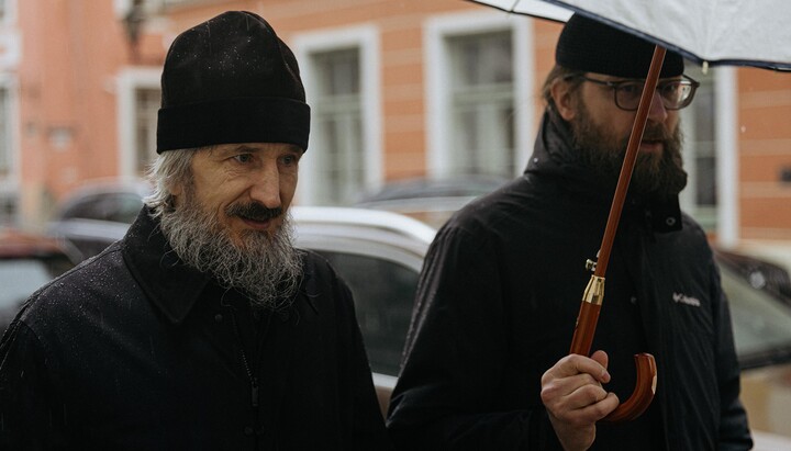 Єпископи Сергій (ліворуч) і Даніель ЕПЦ МП на шляху до бесіди в МВС 16 квітня 2024 року. Фото: Priit Mürk/ERR