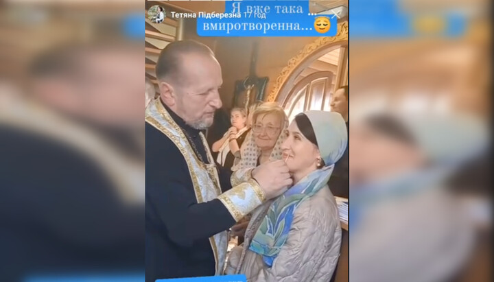 OCU cleric Mykola Khomiak with a parishioner. Photo: a video screenshot