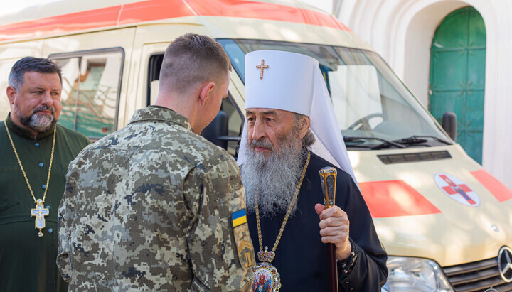 An AFU soldier and His Beatitude Metropolitan Onuphry. Photo: news.church.ua