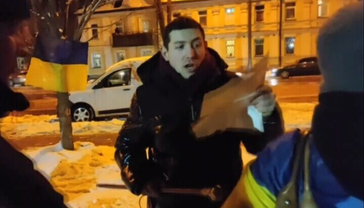 Активист у Киево-Печерской лавры. Фото: скриншот видео СПЖ