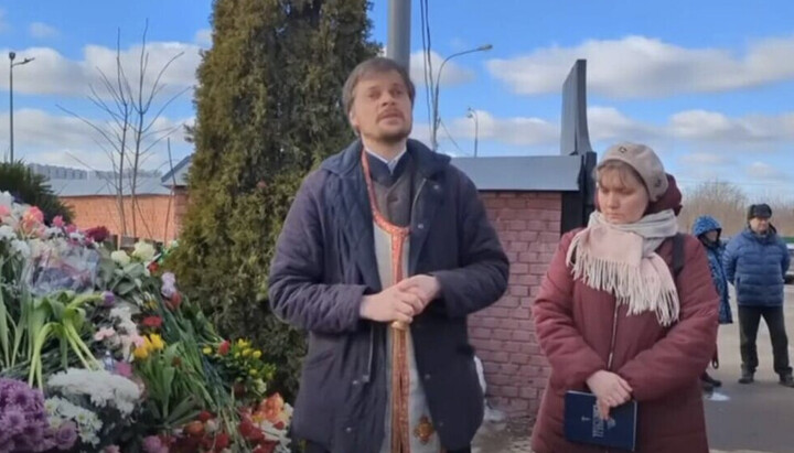 Священник Димитрий Сафронов на панихиде по Алексею Навальному. Фото: dzen.ru