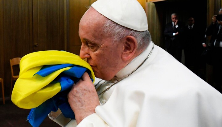 Папа римский Франциск целует подаренный ему флаг Украины из уничтоженного армией РФ украинского села. Ватикан, 24 февраля 2023 г. Фото: radiosvoboda.org